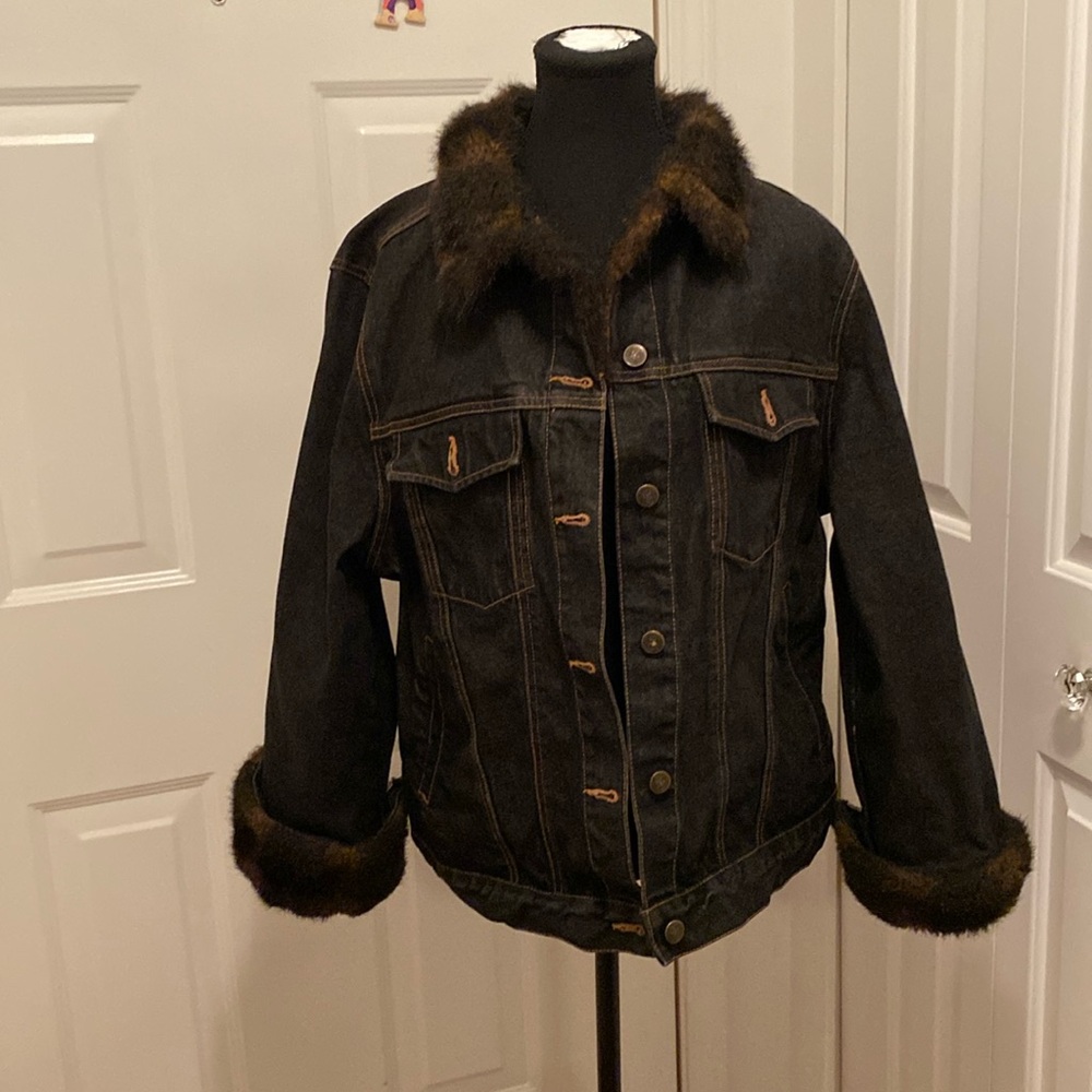 Elegant Black Jean Jacket with Faux Fur Trim